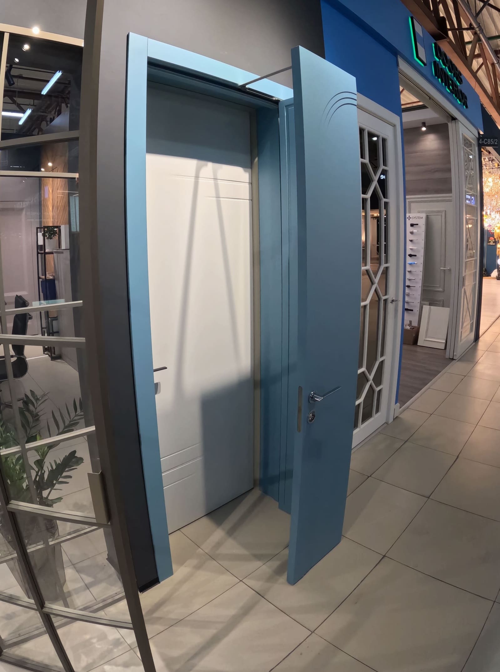 Экспозиция дверных полотен в шоуруме Doors Mega Market